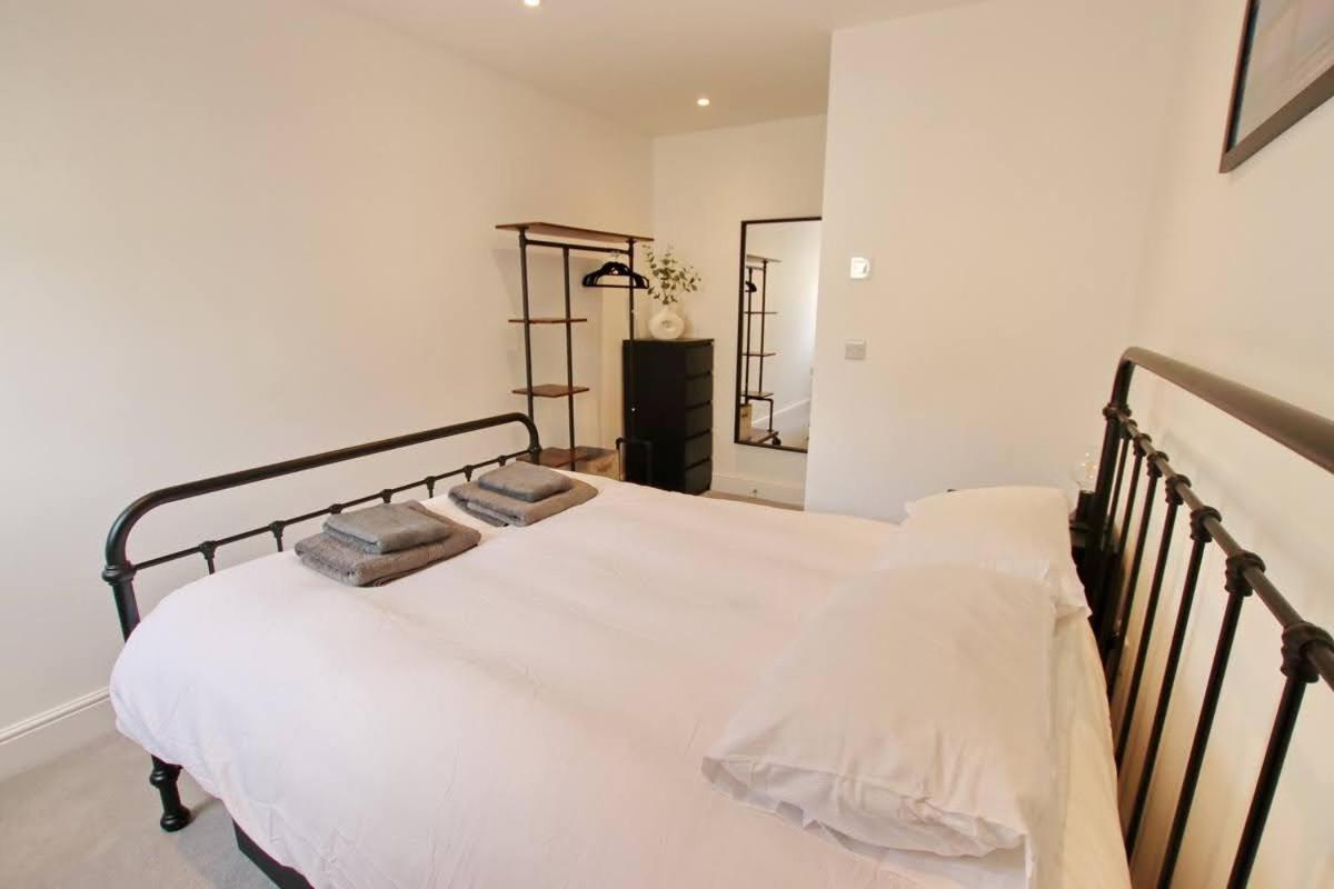 Modern Home For Small Groups By Stones Throw Apartments - Free Parking - Sea View Worthing Buitenkant foto
